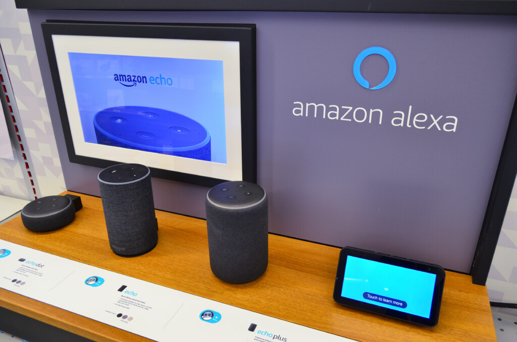Un expositor con todos los artículos de la gama de asistentes viruales Alexa de Amazon