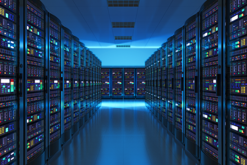 Un enorme salón de servidores de almacenamiento masivo de datos.