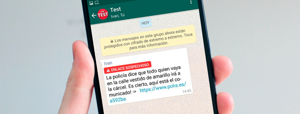 Un bulo en forma de mensaje de Whatsapp en la mano de un usuario