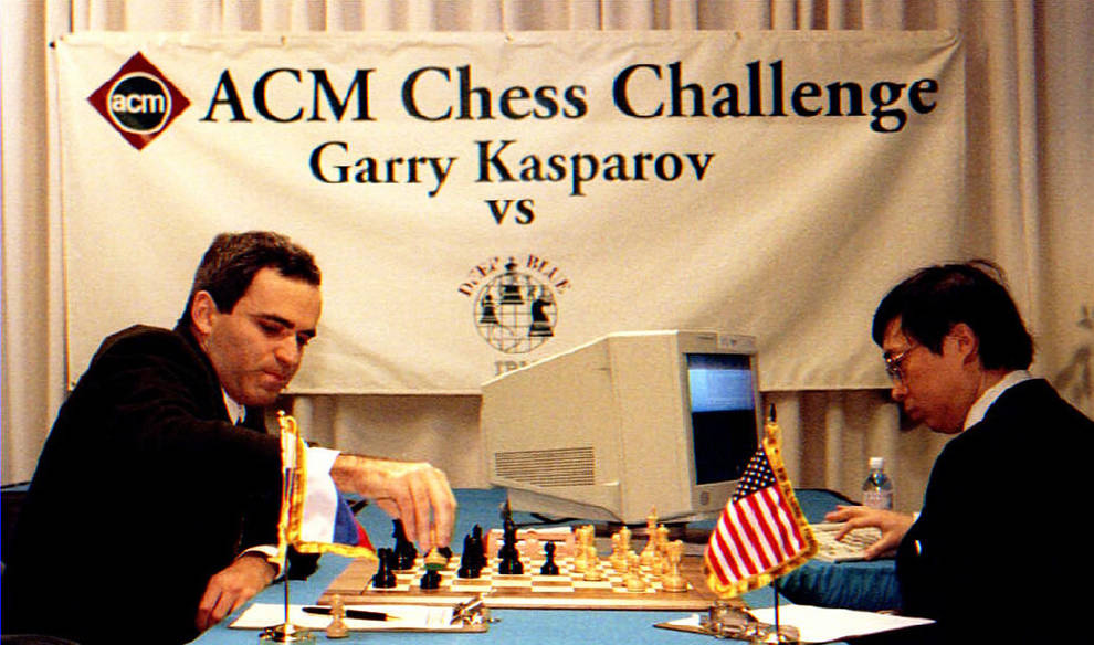 Gary Kasparov jugando al ajedrez contra la IA de Deep Blue operada por un auxiliar.