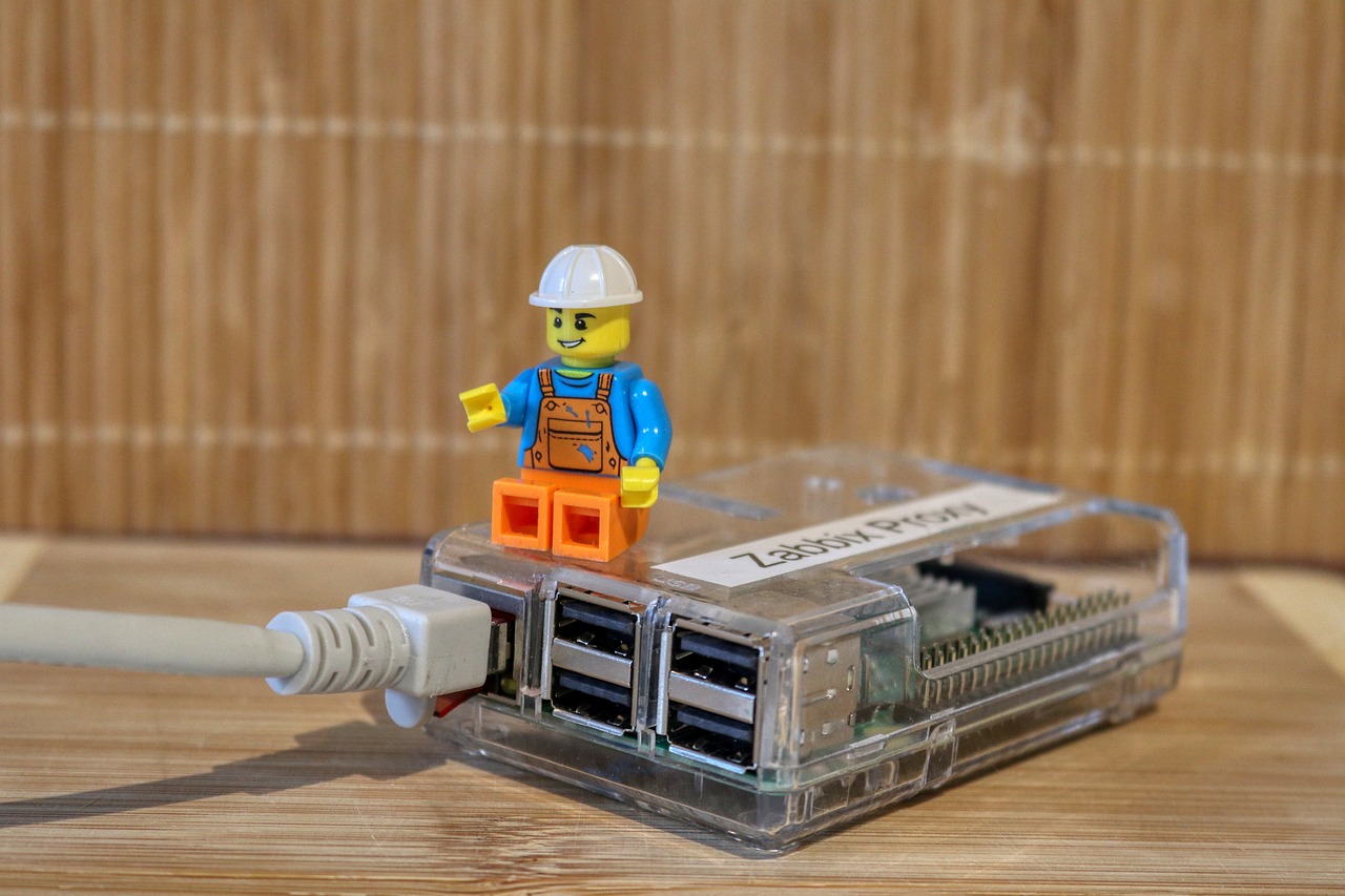 Un personaje de LEGO sentado sobre una Raspberry Pi